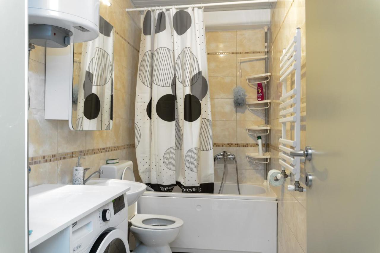 One Bedroom Apartment With Private Parking Skopie Exterior foto